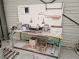 un établi dans un garage avec des outils dessus