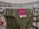 un présentoir de sous-vêtements dans un magasin, avec une étiquette de prix