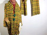 un mannequin et un manteau exposés dans une pièce