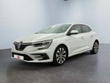 une voiture blanche dans une pièce blanche au sol noir