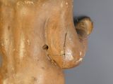 une statue d'un homme avec un chapeau sur la tête