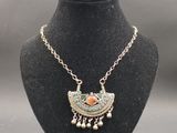 gros plan d'un mannequin portant un collier