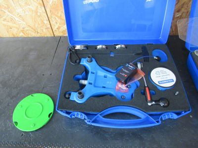 une mallette bleue contenant des outils, posée sur une table
