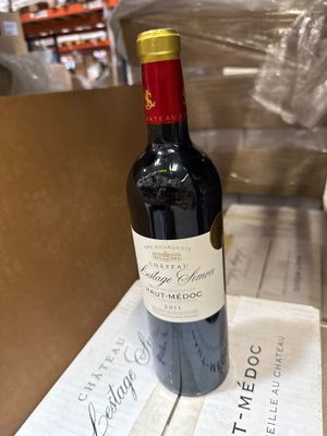 une bouteille de vin posée sur un carton