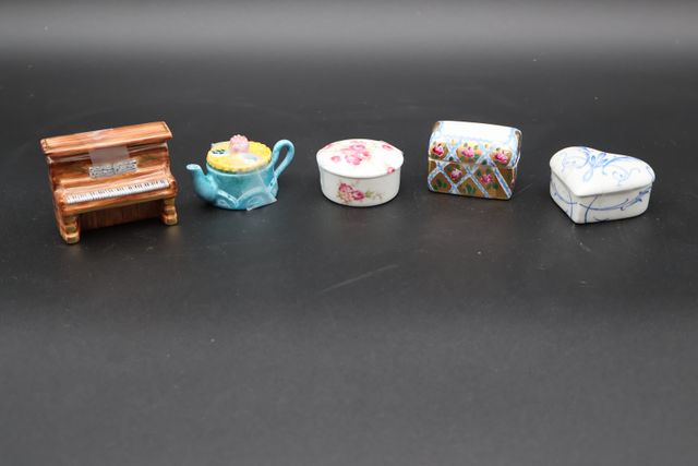 Cinq boîtes en porcelaine 