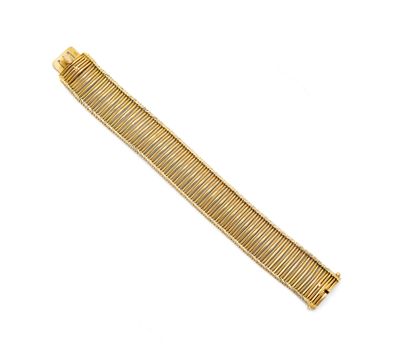 gros plan d'un bracelet en or sur fond blanc