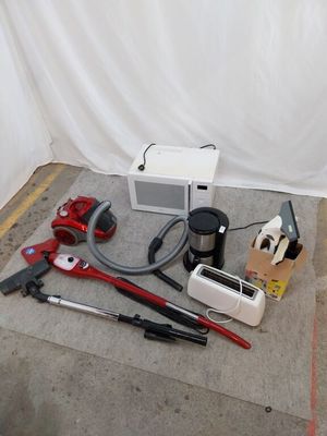 un grand nombre d'outils posés à même le sol