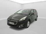 La petite voiture noire est garée dans une pièce blanche.