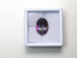 un diamant violet dans une boîte blanche posée sur une surface blanche