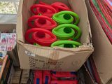 une boîte en carton remplie de ciseaux de toutes les couleurs