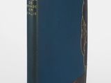 un vieux livre à la couverture bleue posé sur une surface blanche