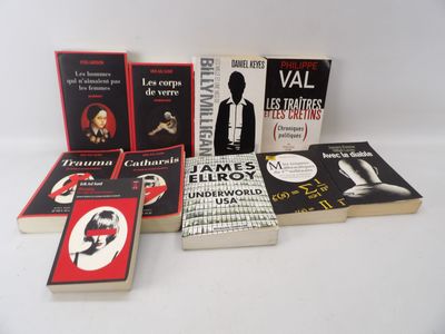 plusieurs livres empilés les uns sur les autres sur une surface blanche