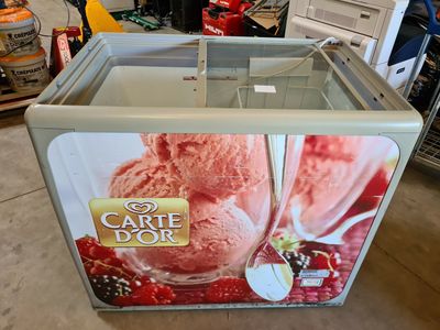 une image représentant un chariot contenant des glaces