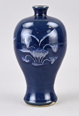 un vase bleu posé sur une surface blanche, avec un fond blanc