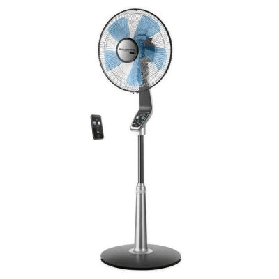 un ventilateur sur pied en métal avec télécommande, sur fond blanc