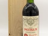 une bouteille de vin rouge devant une caisse en bois