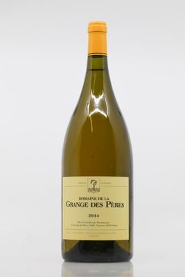 l'image d'une bouteille de vin posée sur une table