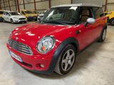 une Mini Cooper rouge garée dans un garage