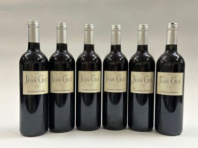six bouteilles de vin rouge sont alignées