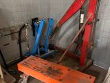 un banc en bois au milieu d'une pièce où se trouvent des outils