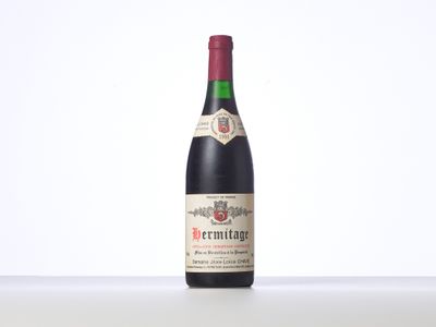 une bouteille de vin posée sur une table à côté d'une bouteille de vin