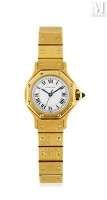 gros plan d'une montre-bracelet en or avec des chiffres romains