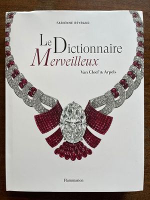 la couverture du livre *Le Dictionnaire merveilleux*, sur laquelle figure un collier rouge et blanc