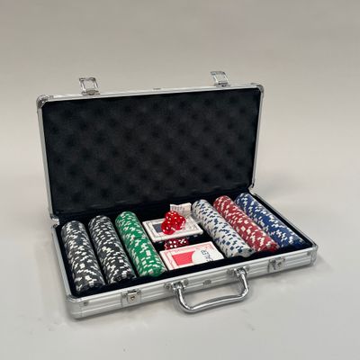 une photo d'un jeu de jetons de poker dans un étui