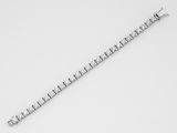 gros plan d'un bracelet en diamant sur une surface blanche
