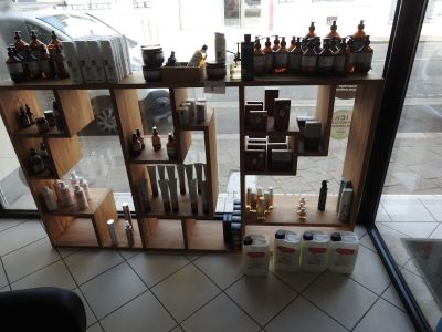 de nombreux flacons de parfum sur les rayons du magasin