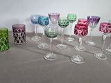 de nombreux verres à vin de différentes couleurs alignés sur une table