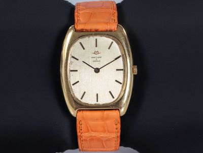VAN CLEEF AND ARPELS & MOVADO. Montre de dame en or. Boîtier tonneaau,