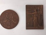 deux œuvres d'art accrochées au mur d'une pièce