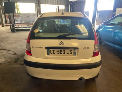 une voiture blanche garée dans un garage