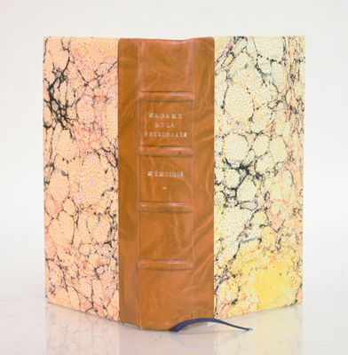 un livre posé sur une table