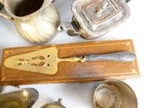 une boîte en bois sur laquelle sont posés une cuillère et un repose-cuillère