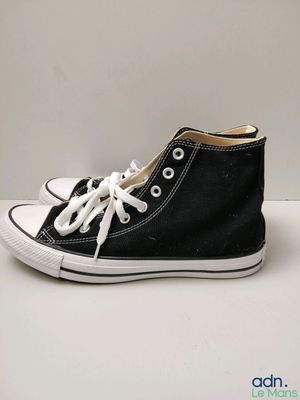 baskets montantes Converse noires avec des lacets blancs sur fond blanc