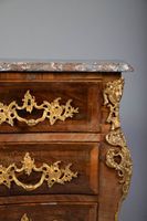 Commode tombeau en bois de placage disposé en frisage à déco… (photo 2)