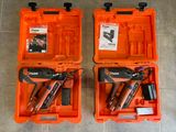 deux coffres à outils orange contenant des outils, posés par terre