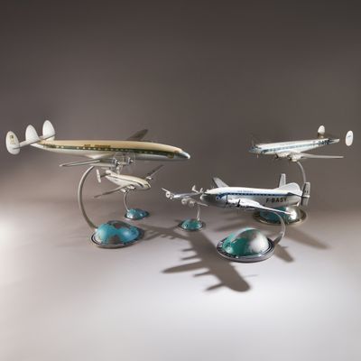 trois maquettes d'avions empilées les unes sur les autres