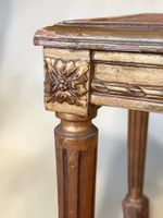 Banquette en bois doré, mouluré et sculpté de rosaces reposa… (photo 5)