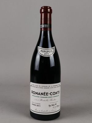 une bouteille de vin posée sur une table