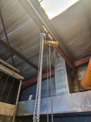 une grue suspendue au plafond d'un bâtiment