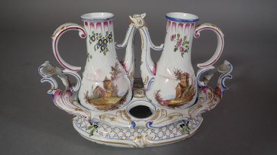 Huilier-vinaigrier en faïence polychrome et rehauts dorés à …