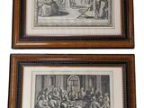 deux photos encadrées représentant des personnes assises à une table devant une foule