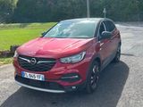 une voiture rouge garée sur le bord de la route