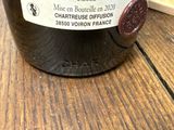 une bouteille de vin posée sur une table, avec une étiquette dessus