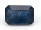 un saphir bleu sur fond blanc