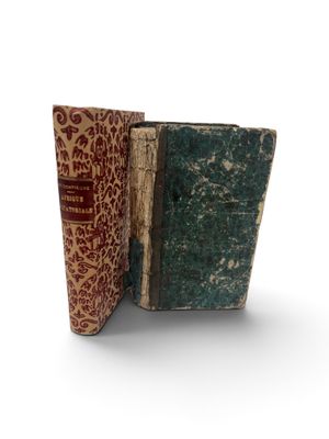 deux livres posés l'un à côté de l'autre sur une table
