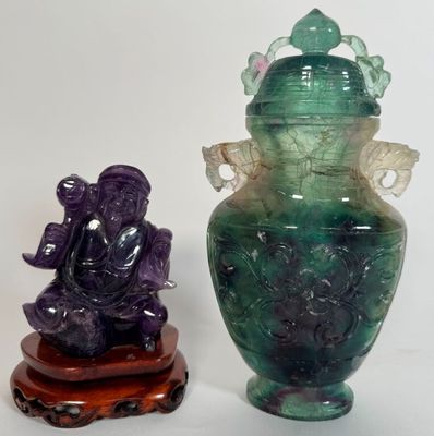 deux vases posés l'un à côté de l'autre sur une table